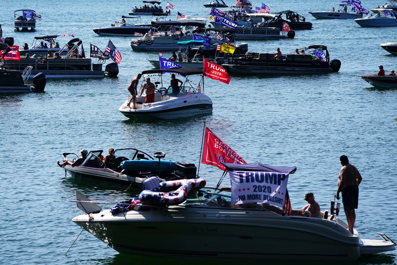 Cientos más se reunieron en las costas de parques y puertos deportivos para presenciar el espectáculo.