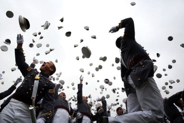 Cadetes avientan sus sombreros al aire , al término de la ceremonia de graduación en la Academia Militar de EEUU en West Point, Nueva York.