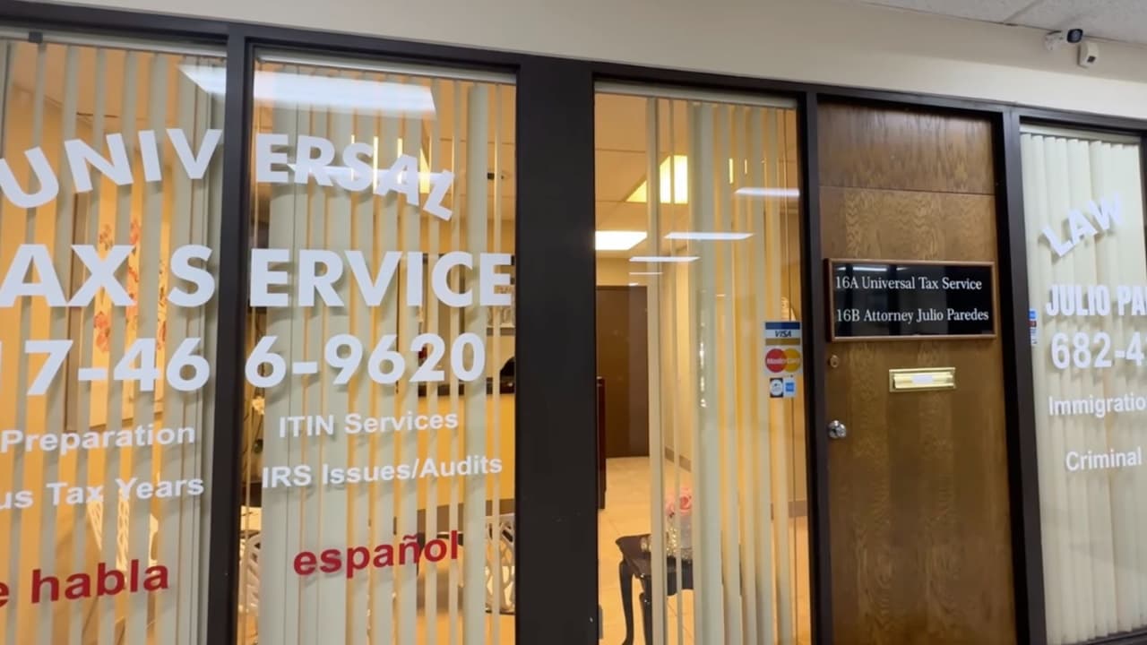 Esta es la oficina y despacho del abogado Julio Paredes, en Arlington, Texas.