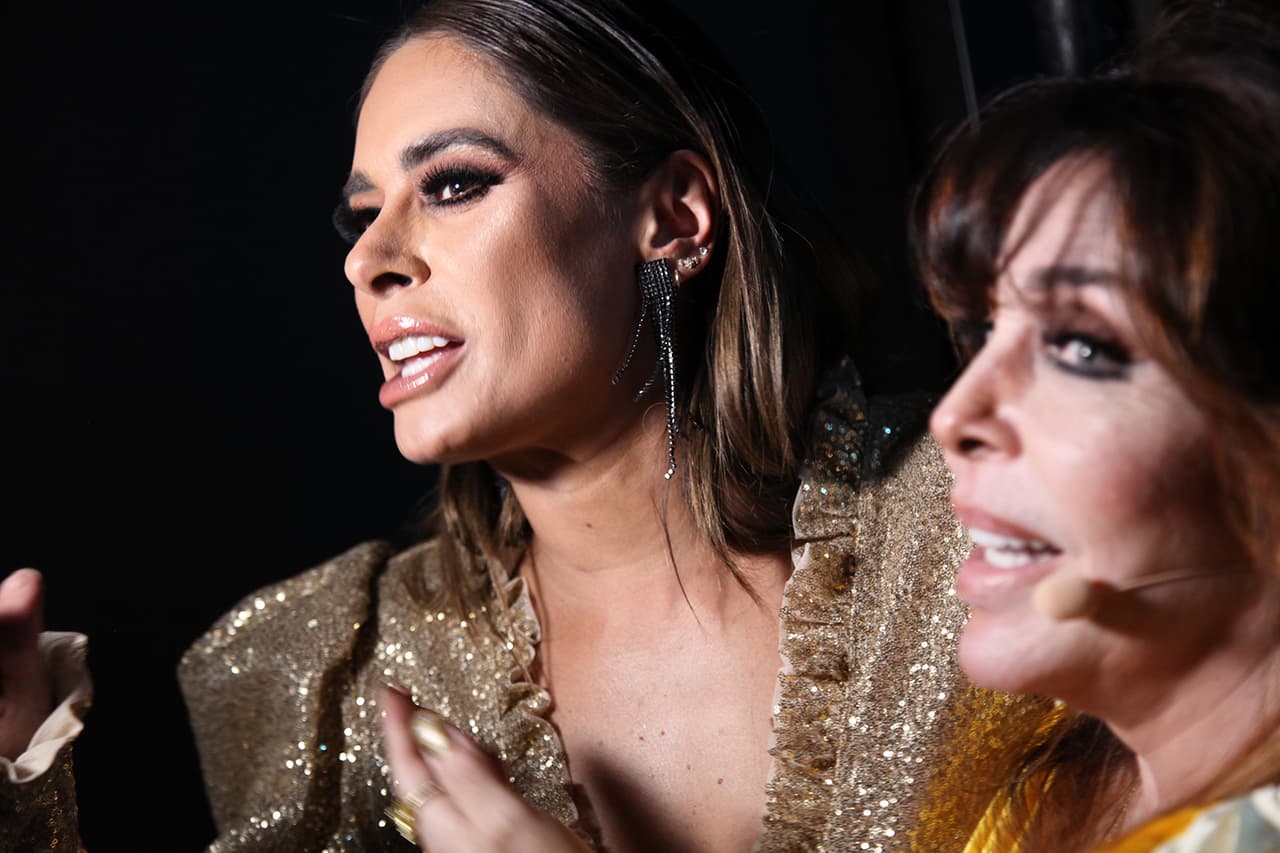 A lo largo de nueve galas, la presentadora de 45 años de edad se deshizo en halagos y tuvo varios detalles para Verónica, "porque estoy muy emocionada de poder compartir con ella. Soy súper fan de 'La Vero'".