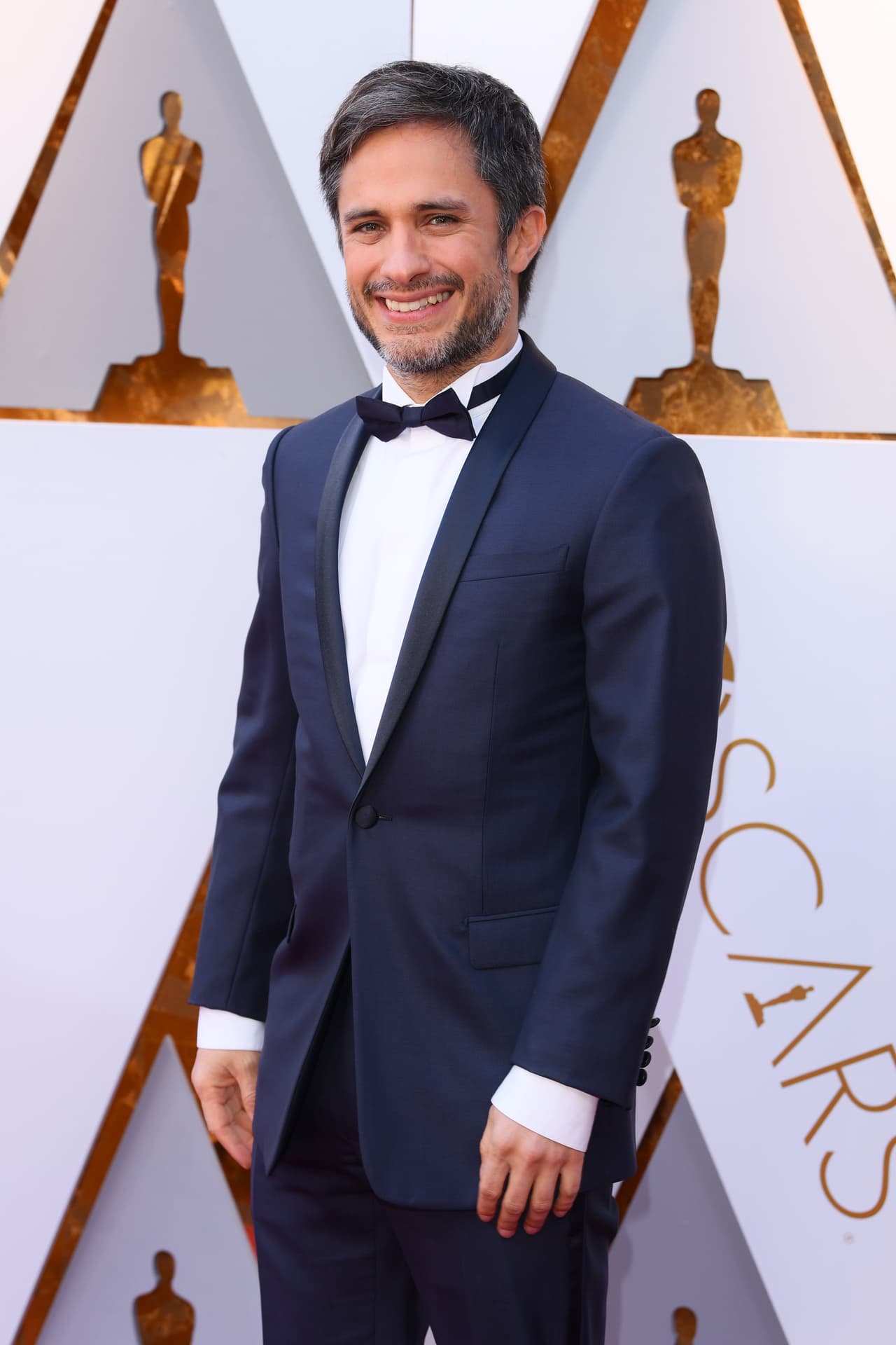 Hasta las canas le sentaron de maravilla al actor mexicano Gael García Bernal.
