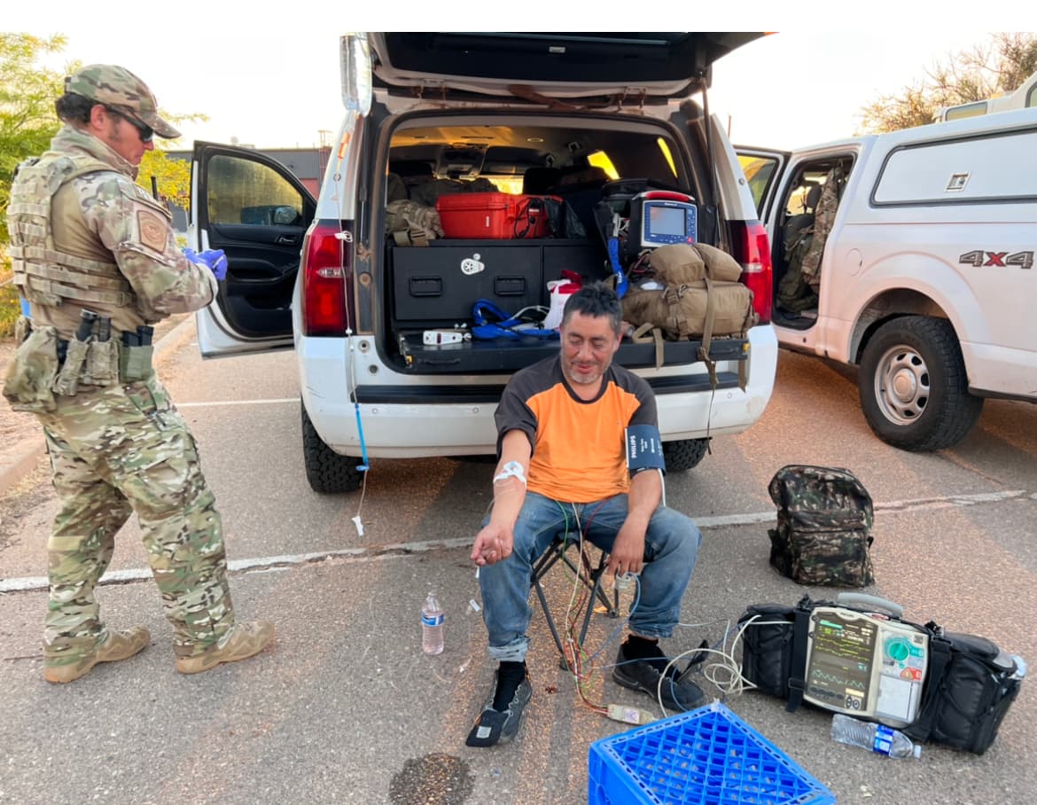 Su semblante cambió luego de hidratarse, recibir las curaciones y comer algo. Dijo que llevaba 3 días sin comer y que se les acabó el agua.