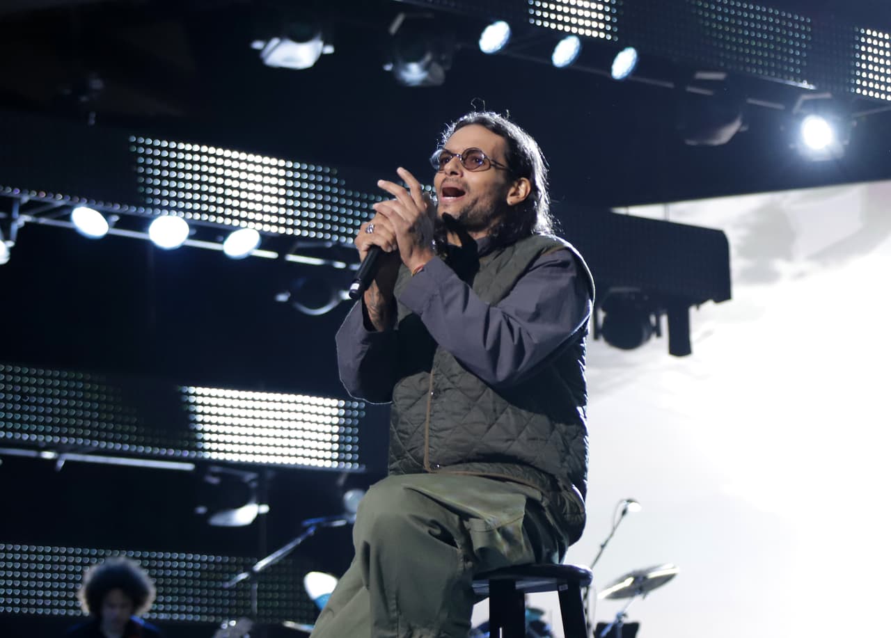 La versión de 'La vida es un ratico que realizó Draco Rosa le llegó tanto a Juanes que, cuando terminó de cantarla, lo abrazó efusivamente.