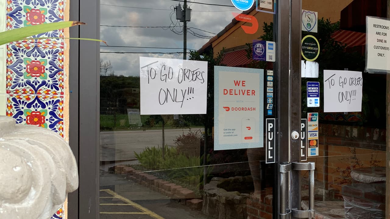 “Comida solo para llevar”, dice este aviso en papel en la puerta de este restaurante mexicano en el área de Montrose.