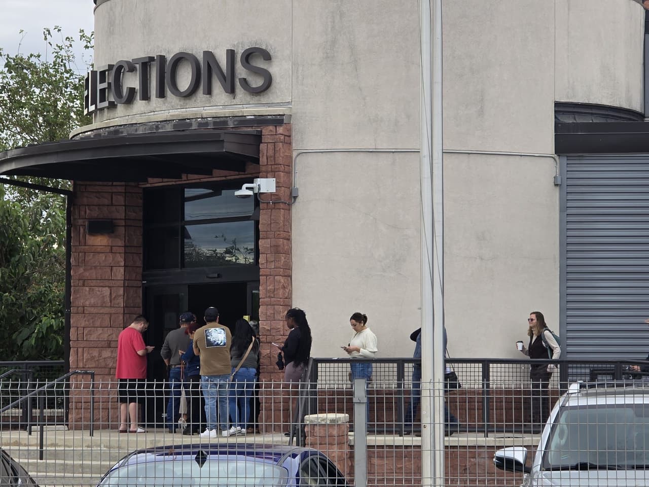 Aunque desde la mañana había largas filas, antes de que abrieran los centros de votación, una vez que lograron abrir las personas fueron avanzando de forma considerable.