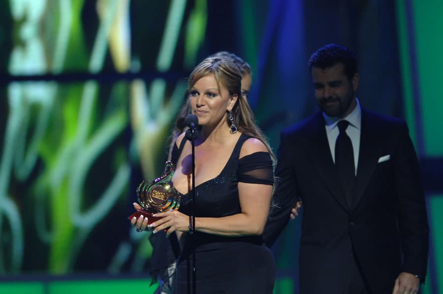 Jenni Rivera asisitó a su primera entrega de Premio Lo Nuestro y se llevó el premio a Arista Femenina Regional del Año, las otras nominadas: Alicia Villarreal y Graciela Beltrán.