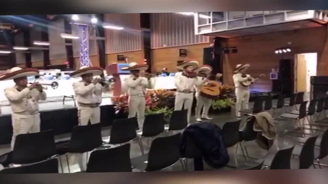 Nueva alcaldesa de Raleigh celebra con mariachi su juramentación