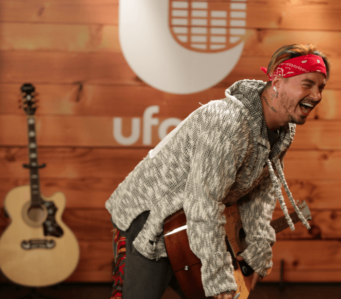 La verdad es que J Balvin también tiende a reír a carcajada suelta.