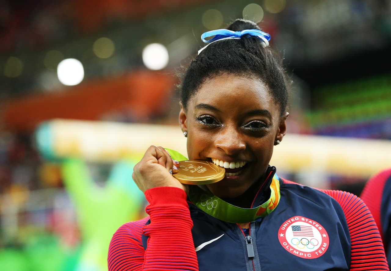 La estadounidense Simone Biles demostró a sus 15 años que no se necesita de mucha edad para ser memorable: cinco medallas de oro en gimnasia en Río 2016 la subieron al reinado de ese deporte.