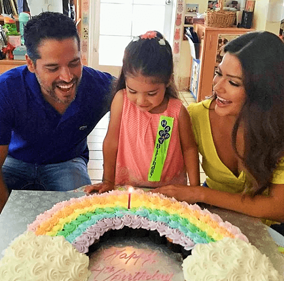 Princesas, muñecos Trolls y las tradiciones mexicanas han sido los temas con los que Ana Patricia le ha organizado sus fiestas de cumpleaños a Giulietta para demostrarle su amor. En su cuarto aniversario, la pequeña decidió basarse en varios elementos, entre ellos Rapunzel, unicornios, corazones y arcoíris. Aquí la vemos disfrutando de su primer festejo de la semana en la escuela con un precioso pastel en forma de arcoíris. Más adelante te mostraremos cómo han sido las fiestas de la hija de la conductora.