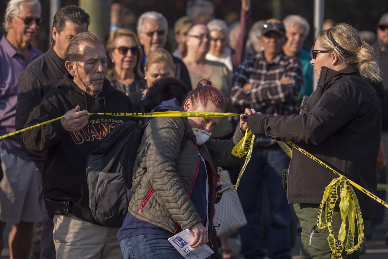 La policía de Napa escolta a las personas que debieron ser evacuadas de sus hogares, para que puedan recoger medicinas o alimentos para sus mascotas.
<br>