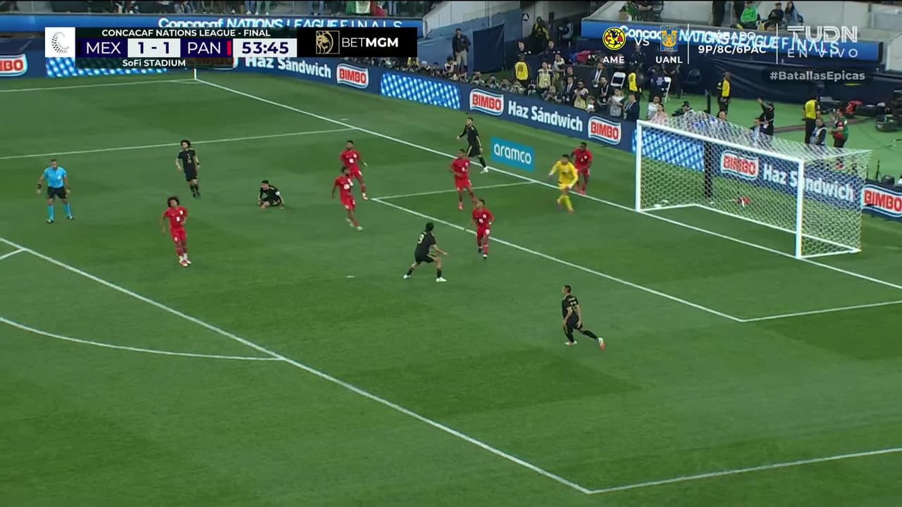 ¡TIRO ATAJADO! disparo por Santiago Giménez.