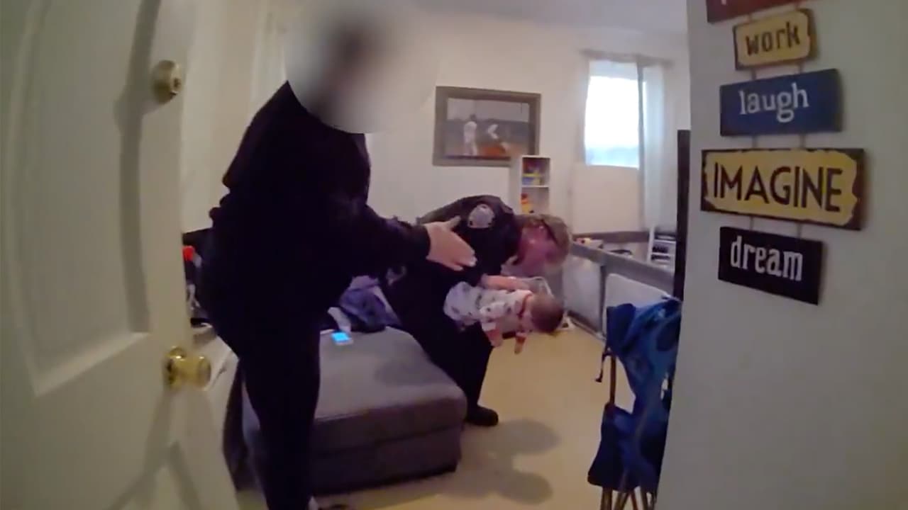 Policías de Nueva York salvan a bebé de 10 meses que no respiraba en Queens