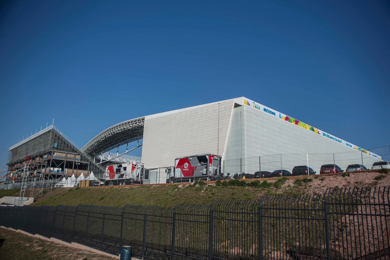 El estadio, casa del Corinthians, cuenta con una de sus tribunas como si fuese ajena a su estructura.