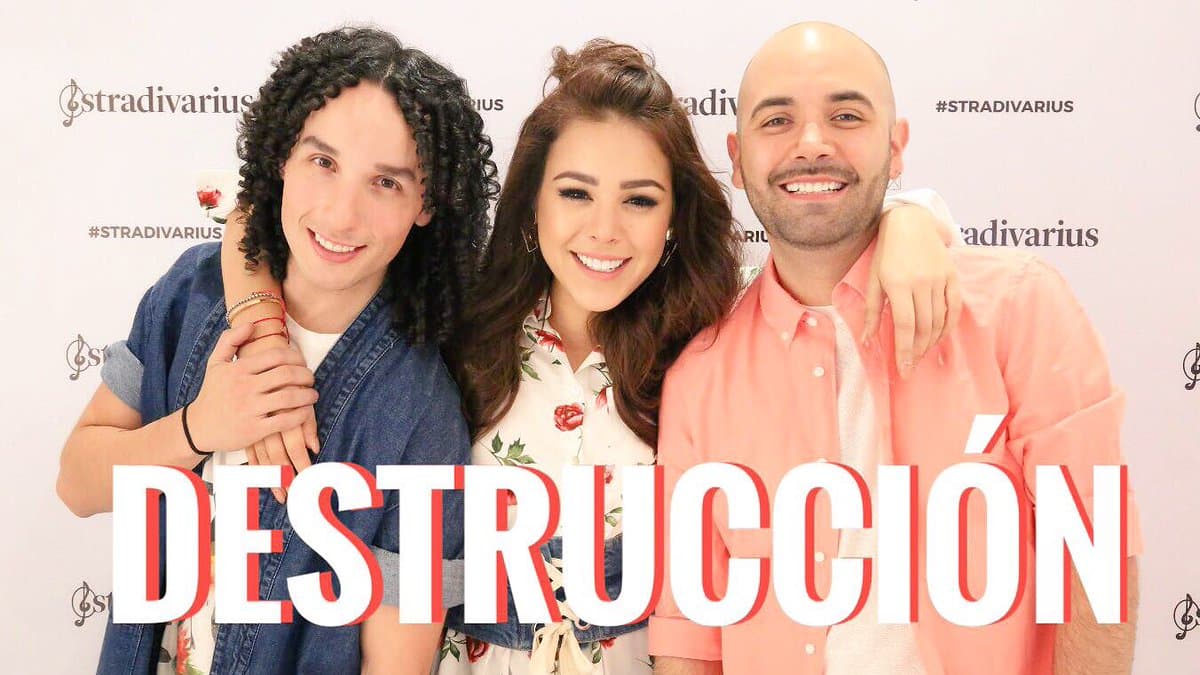 Además de estar de lleno dentro de 'Hoy no me puedo levantar', 
<b><a href="http://www.univision.com/programas/novelas/que-fue-del-elenco-de-atrevete-a-sonar-fotos">Danna Paola</a> </b>junto a Diego Cárdenas y a Jorge 'Chinos' Anzaldo, tienen un canal en YouTube llamado 'Rulés', en donde documentan su día a día, alcanzando más de 520 mil suscripciones y más de 13 millones de reproducciones en sus videos.