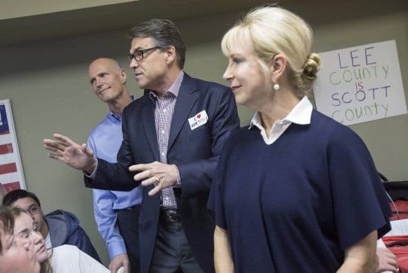 El gobernador de Texas se enterará de quién será su sucesor en suelo floridense pues se encuentra en ese estado apoyando al gobernador republicano Rick Scott, quien busca ser reelegido en una de las contiendas más cerradas del país.