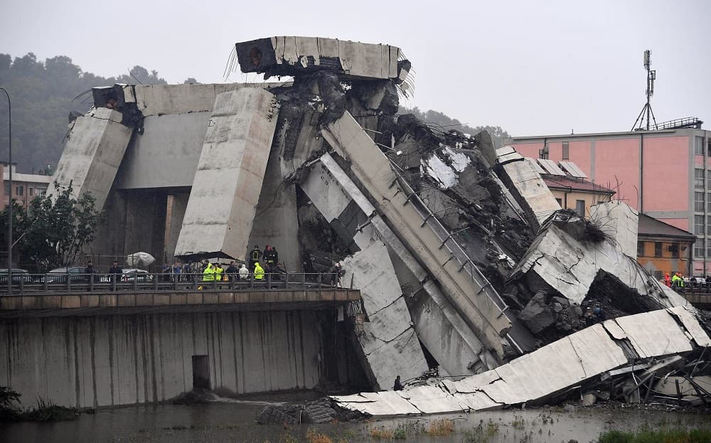 El puente fue construido en la década de 1960 y une la autopista A10, que llega desde la frontera de Francia, con la A7 hacia Milán (norte).