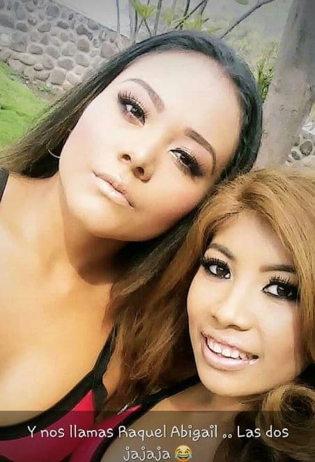 En esta foto Abigail posa al lado de Raquel Martínez, otra de las aspirantes en el concurso de belleza salvadoreño.