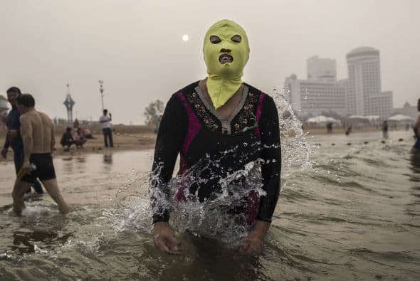 Zhang Shifan encontró que los nadadores buscaban algo para evitar el sol y los piquetes de medusas, así que en 2006 creó los facekinis.