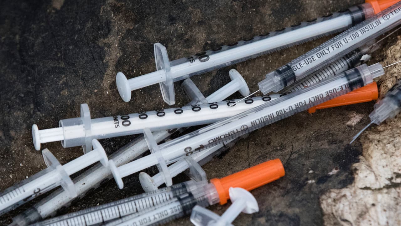 Arrestaron a dos personas interrogadas por caso de sobredosis que mató a cuatro personas y hospitalizó 13 más en Chicago