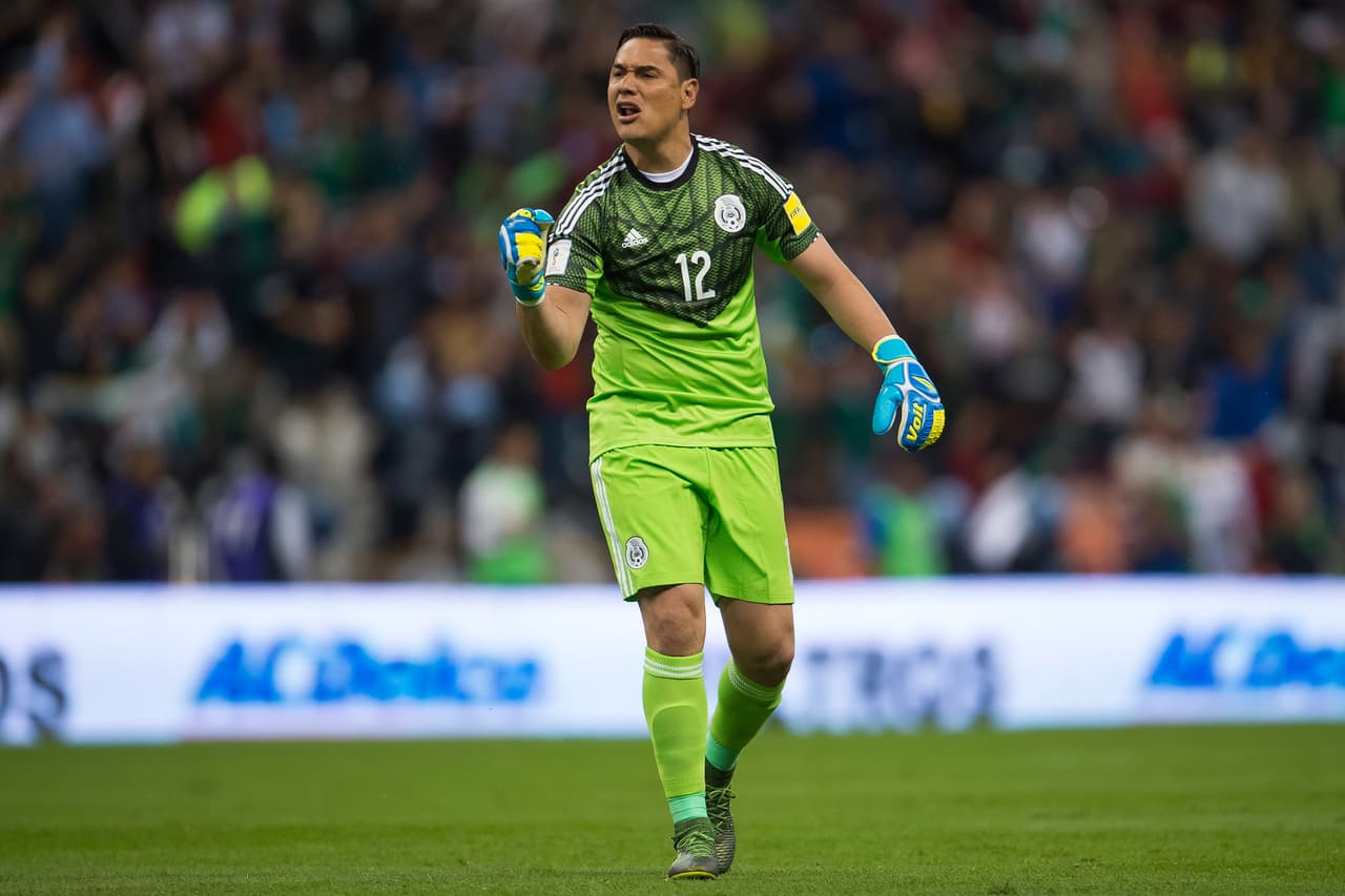 La oportunidad de Muñoz llegaría en un partido amistoso muy importante ante la Argentina de Lionel Messi donde el portero de las Águilas se alzó como la gran figura del encuentro hasta que en un exceso de confianza fue superado por Lavezzi y luego recibió un tanto de la 'Pulga' para decretar un engañoso 2-2, ya que el Tri fue mejor y 'Moi' había secado a los cracks albicelestes durante 86 minutos.