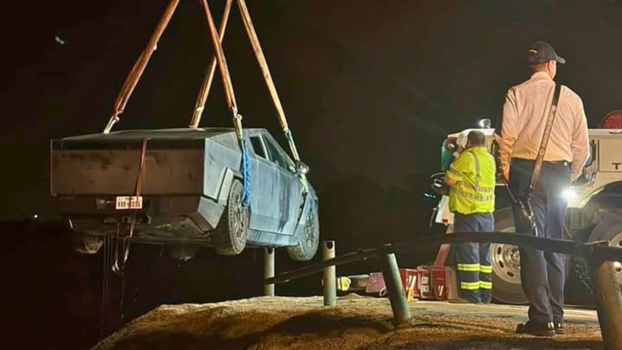 <h3 class="cms-H3-H3">Autoridades advierten que entrar al agua puede traer riesgos legales</h3> La Policía de Grapevine recordó que
<b> aunque un vehículo pueda entrar físicamente en agua dulce poco profunda, eso no significa que hacerlo sea legal</b> o seguro bajo la ley de Texas.
<br>Dicho sin vueltas: 
<b>el <i>Wade Mode </i>no convierte una Cybertruck en bote. </b>
<br>Y Grapevine Lake no era el lugar para aprenderlo con pasajeros adentro, rescatistas en camino y una camioneta eléctrica haciendo su mejor imitación de submarino caro.
<br>
<a href="https://www.whatsapp.com/channel/0029VafZxTzGpLHXXhtL0Y3A" target="_blank">Únete a nuestro canal de WhatsApp: Haz clic aquí para estar al tanto de las últimas noticias e historias de tu comunidad</a>