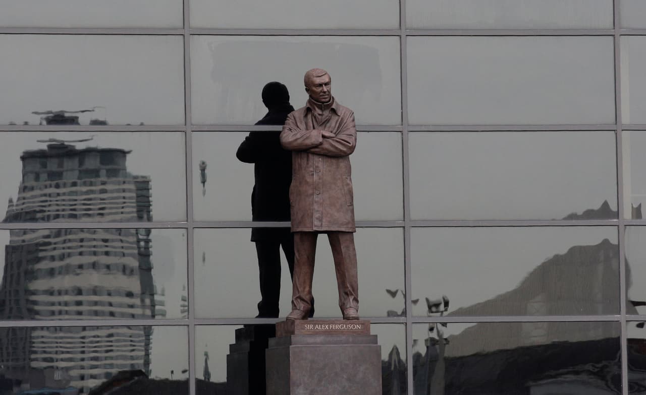 Es tal el agradecimiento que se construyó un edificio con su nombre y una estatua con su figura.