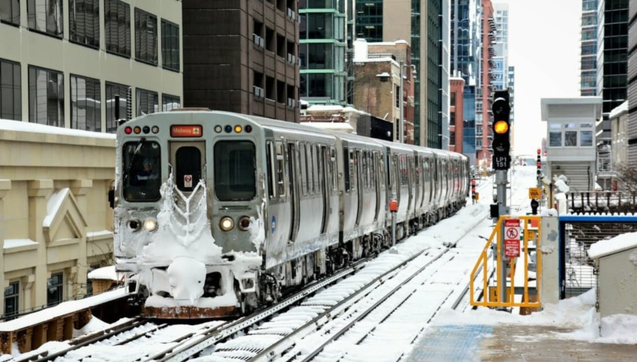 Línea naranja de CTA suspendida por vías congeladas.