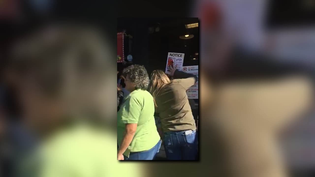 Algunos colocaron información sobre protección de derechos de los indocumentados en las puertas del negocio.