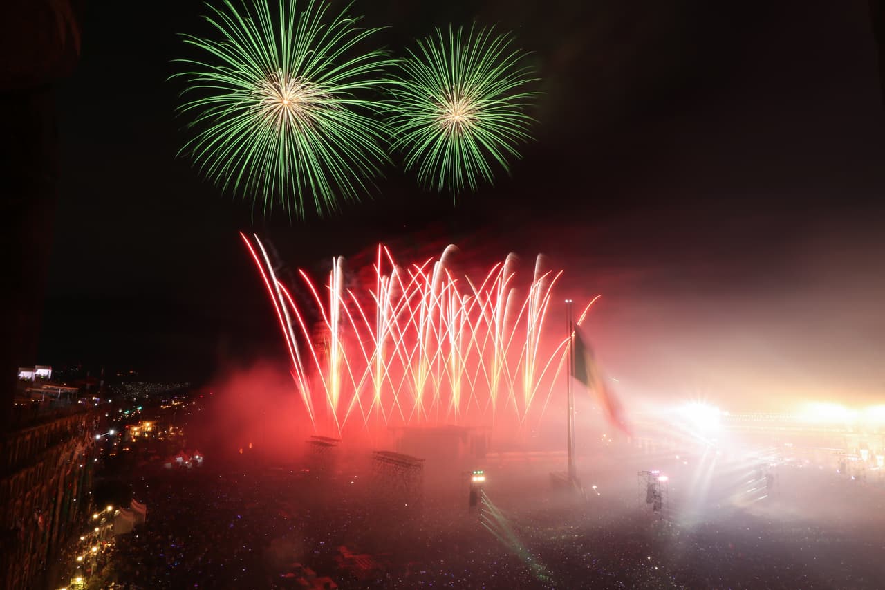 Entre los festejos de 'el Grito' hay desfiles, fiestas populares y espectáculos con pirotecnia, además todo se tiñe con los colores de la bandera mexicana, incluyendo el vestuario de las personas. Muchos también disfrutan en grupo de las comidas típicas del país.