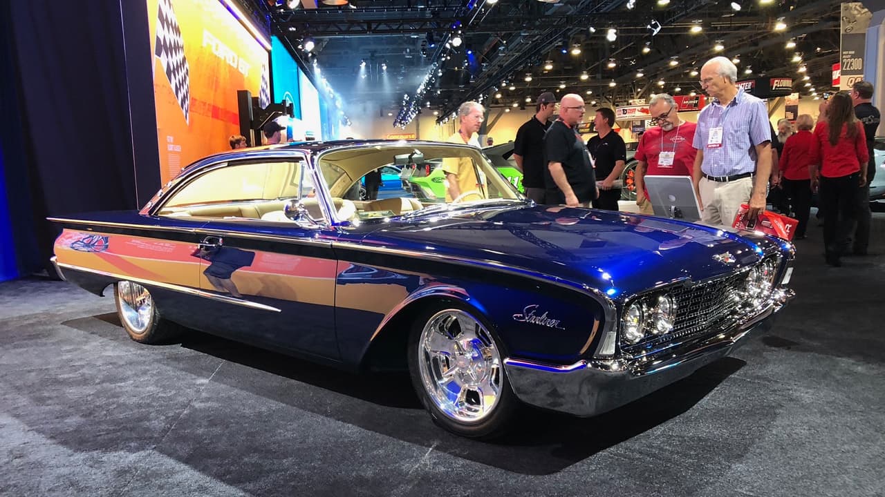 <h3 class="cms-h3-H3">Ford Starliner 1960</h3>
<br>El Ford Starliner era el coupé más grande y lujoso de Ford al principio de la década de los 60. Esta unidad fue preparada para Beverly y Terry Bryant por Walton Customs en Round Mountain, Texas haciendo uso de partes de Fords clásicos y modernos, entre las que se destaca un motor nuevo de paquete Coyote V8 5.0 litros. Al parecer la señora Bryant había sido la dueña de un Starliner en el pasado y soñaba con tener uno modernizado. Este vehículo es su sueño hecho realidad.