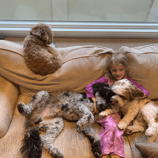 La más pequeña de la familia los disfruta más.