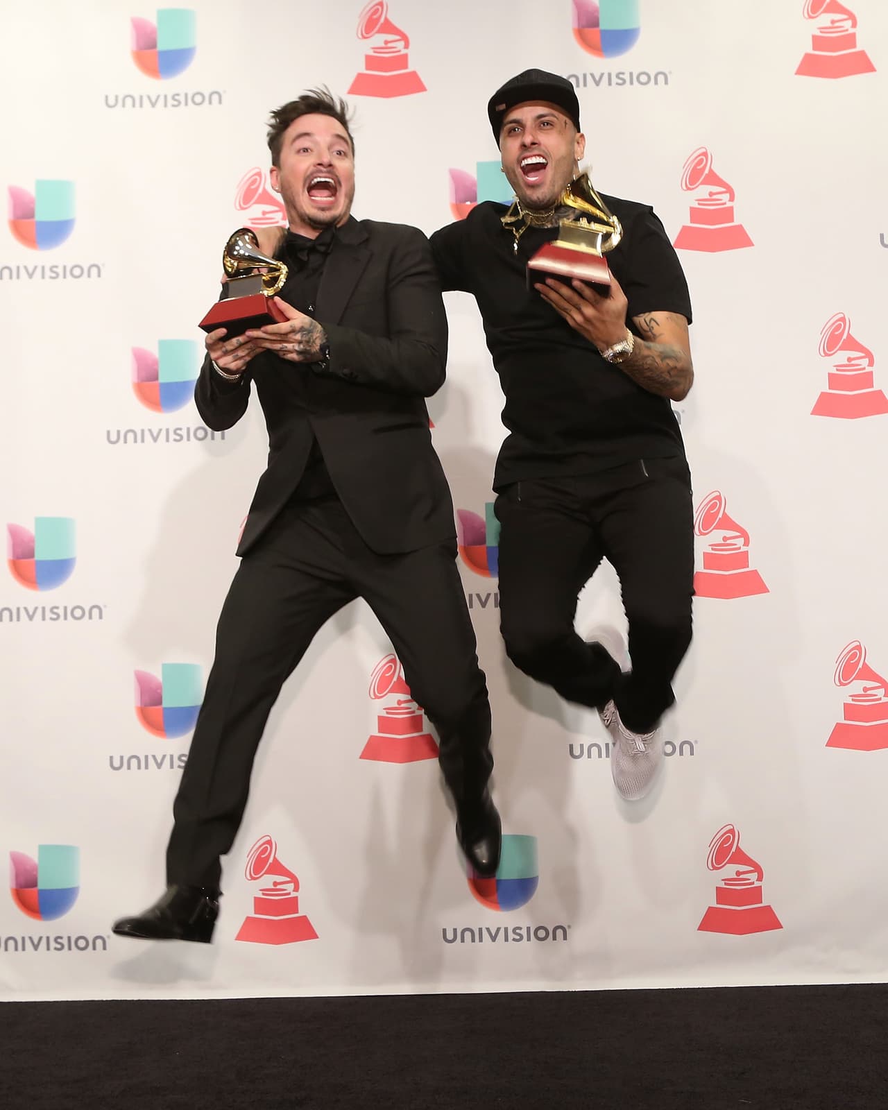 Nicky Jam y J Balvin son un par de grandes amigos y famosos que no dejan de jugar y divertirse uno con el otro.