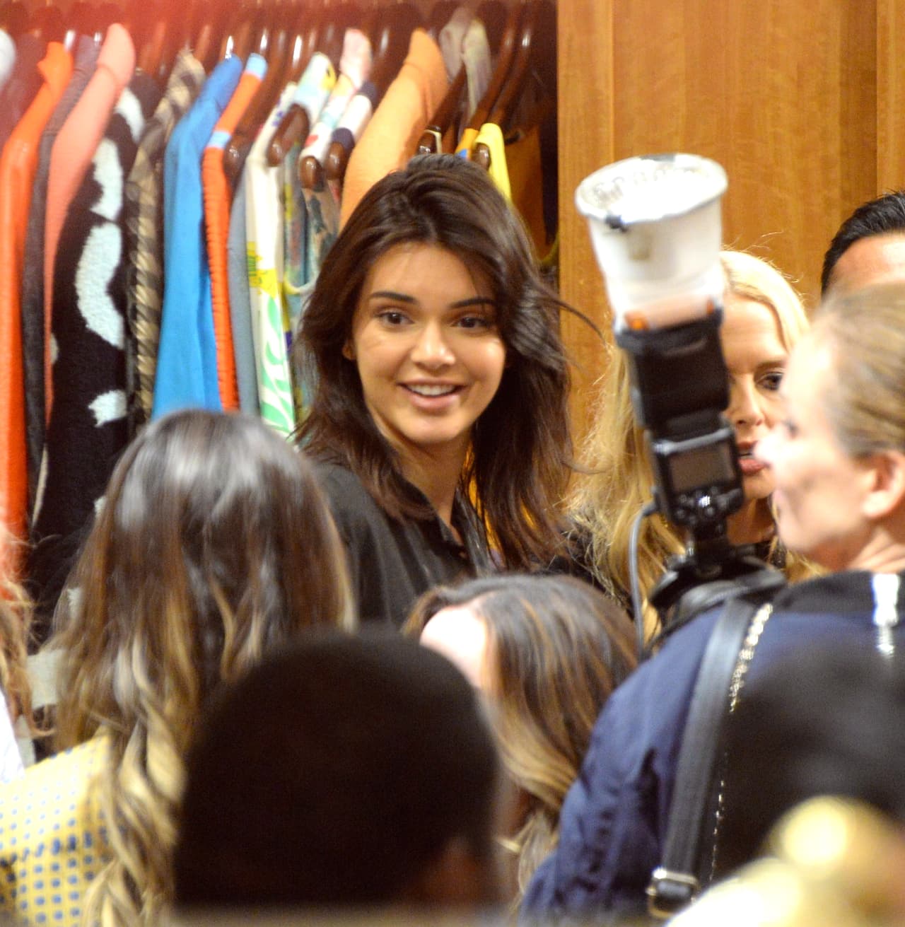 Kendall Jenner dentró de la fiesta de la boutique.
