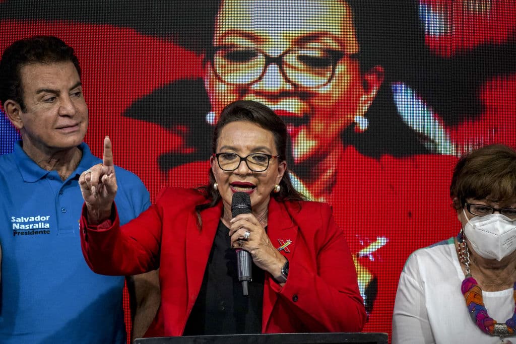 Xiomara Castro, candidata presidencial del Partido Libre, habla en una conferencia de prensa el 28 de noviembre de 2021 en Tegucigalpa, Honduras.