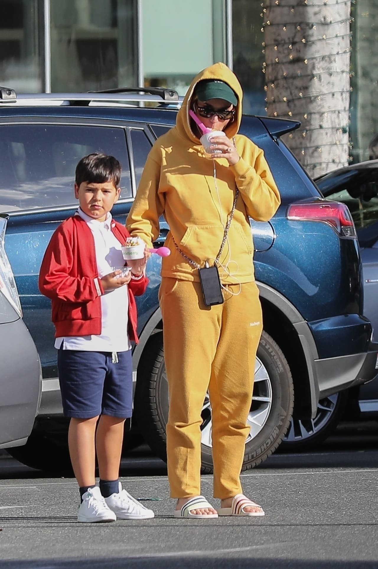 Mientras cruzaban la calle, Katy y Flynn 
<b>comían un helado</b> y el chico tomaba la mano a la cantante.