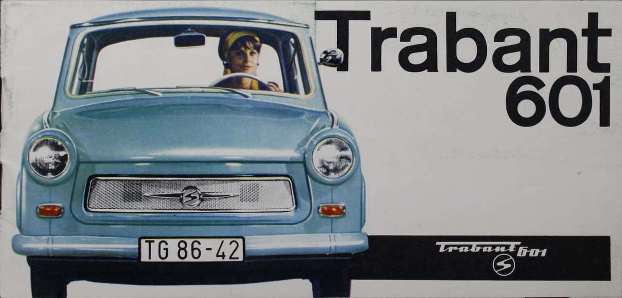 1. 
<b>Trabant 1963-1991</b>. Aunque primera vista no parece peor que cualquier subcompacto de principio de los 60, el 
<b>Trabant</b> fabricado por 
<b>VEB Sachsenring </b>en la antigua República Democrática Alemana, era un verdadero desastre. Prueba incontestable de que 
<b>el bloque soviético nunca apredio a diseñar ni a fabricar autos</b>, el Trabant era muy contaminante y pésimo maniobrando. Pero al final fue su pobre calidad lo que lo hizo ser detestado universalmente.