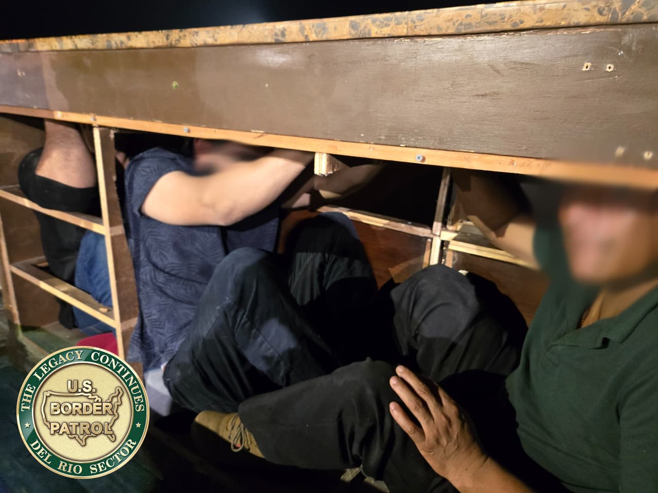 Agentes descubrieron que, dentro del mueble, comúnmente conocido como 'cómoda', 
<b>se escondían tres inmigrantes sin papeles</b>.