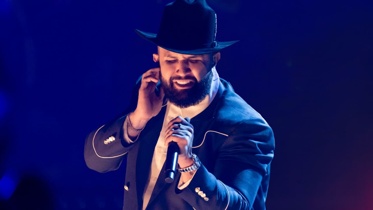 Carin León deleita Premio Lo Nuestro con su 'Lado Frágil' en vivo