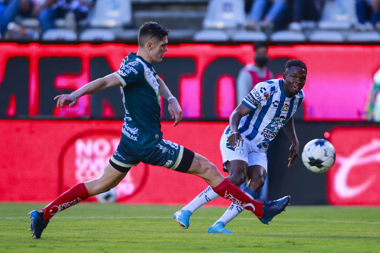 Pachuca derrotó a Puebla en casa en la Jornada 15 de Liga MX, pese a la expulsión de Óscar Murillo, para adueñarse de la cima del torneo y posiblemente llegar a la Liguilla como el superlíder.