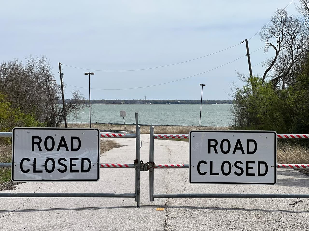 En este lago hallaron el cuerpo de un hombre flotando.