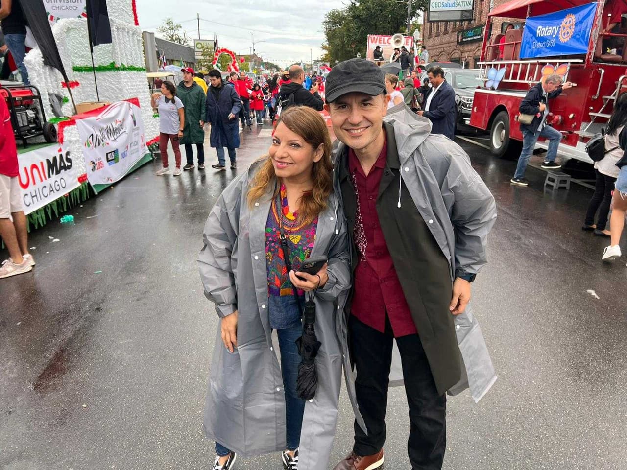 Desfile día de la Independencia de México en La Villita. Enrique Rodríguez y Ligia Granados estuvieron presentes.