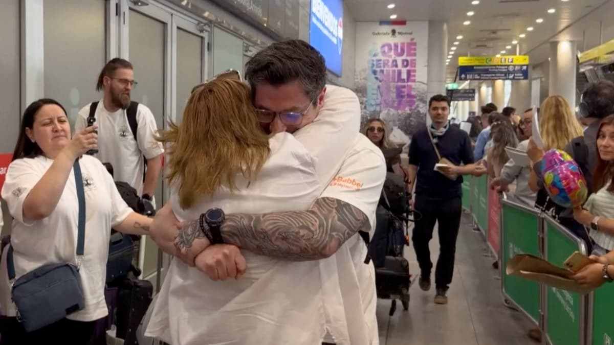 "He vuelto a ser tu hijo": Chileno adoptado ilegalmente vuelve a abrazar a su madre tras 35 años
