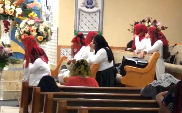 Varias mujeres acudieron al servicio este jueves por la noche y defendieron al pastor.