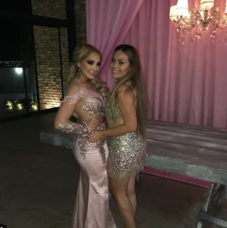 Primos, tíos, amigos y amigas llegaron puntuales a la fiesta para darle un arazo a la 'cumpleañera'. Entre los regalos que recibió, destacaron bolsos, lentes de sol, perfumes y ropa.