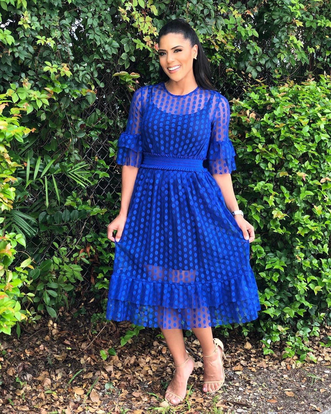 La conductora dominicana es una mujer segura y feliz. Su actitud positiva se debe en gran parte a las personas que la rodean, y lo demuestra en cada gesto agradable en su rostro.