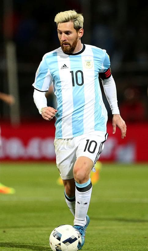 Otro futbolista, que hace un tiempo también tomó la decisión de cambiar su apariencia y pintar su cabello de color rubio, fue Lionel Messi.