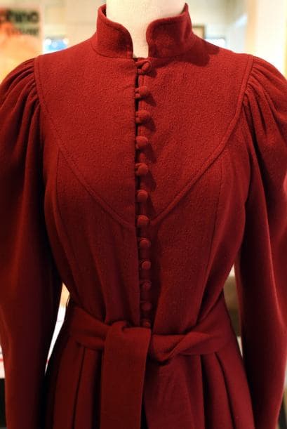 Este vestido rojo fue usado por la princesa Diana en 1983. Diana cargaba al príncipe William en brazos.