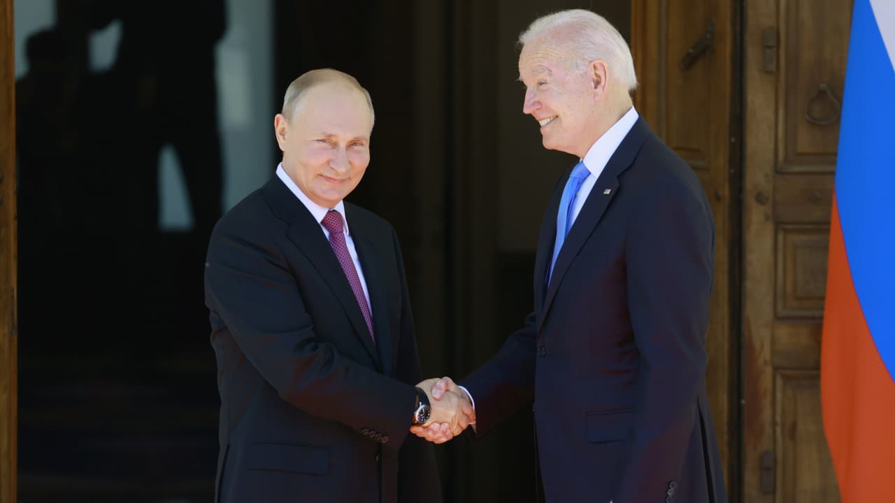 <b>En video. Putin en reunión con Biden en Ginebra: "Rusia y EEUU tienen muchos asuntos acumulados"</b>
<br>
<br>La tan esperada cumbre entre el presidente de EEUU y el presidente de Rusia comenzó con una reunión frente a los medios que representó un reto para el personal que coordinaba a los trabajadores de la prensa que intentaron llevar la reunión en medio del ruido generado por los asistentes.