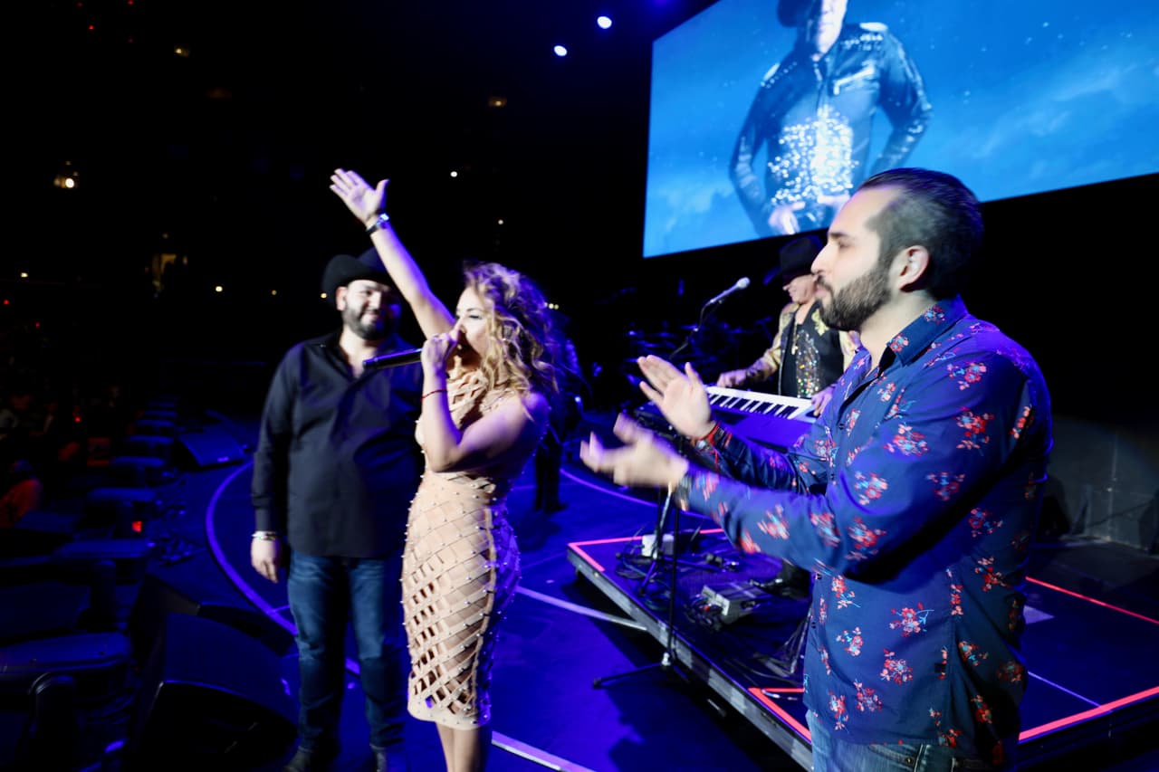 Todos se preparaban con los éxitos de la agrupación, 'Con zapatos de tacón' y 'Nunca voy a olvidarte', entre otros.